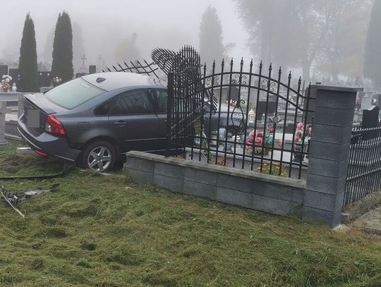 Lubelskie. Stracił panowanie nad Volvo. Staranował cmentarne ogrodzenie