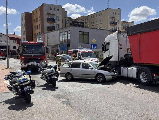 Łuków. Zderzenie osobówki z ciężarówką