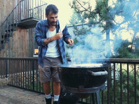 Majówka 2023. Grill na balkonie, ognisko w lesie... Z tego mogą być kłopoty