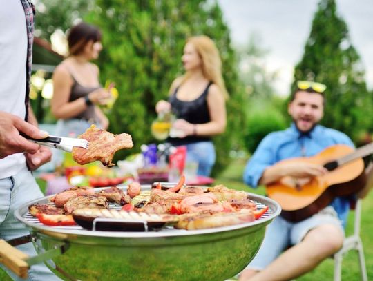 Majówka 2023. Pogoda, czynne sklepy, policja na drogach, ceny paliw [PORADNIK]