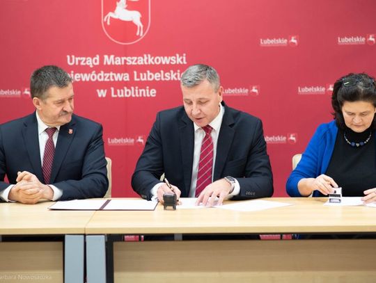 Marszałek podpisał umowy. Do kolejnych gmin trafi 27 mln zł