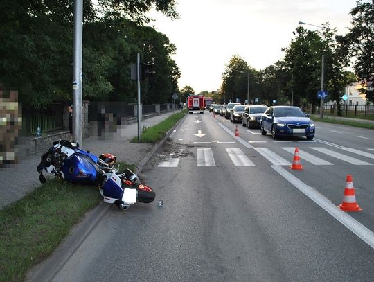 Maserati zderzyło się z motocyklistą. Motocykl uderzył w pieszych