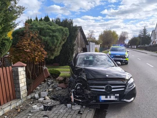 Mercedes wjechał w betonowe ogrodzenie. Kierowca z promilami i po narkotykach
