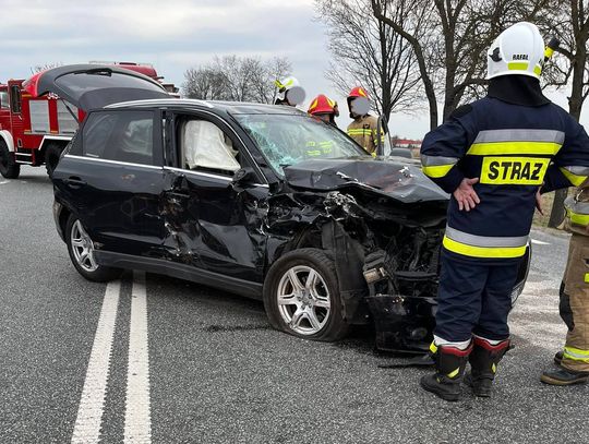 Osobówka zderzyła się z tirem. Kierowca trafił do szpitala