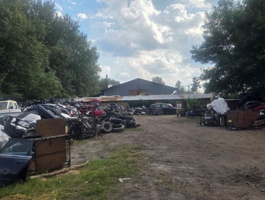 Miasto nabyło działkę, a tam pełno wraków