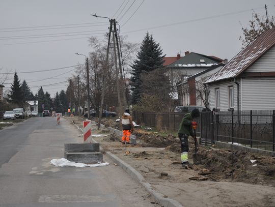 Międzyrzec: „Ciężarówki jeżdżą non stop, a chodnik nadal rozkopany!”