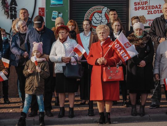 Międzyrzec Podlaski: Poświęcili nowy sztandar miasta i wysłuchali patriotycznych pieśni