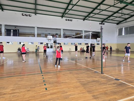 Międzyszkolne Zawody Siatkarskie Drużyn Mieszanych o Puchar Radnej Gminy Marty Piotrowskiej + GALERIA