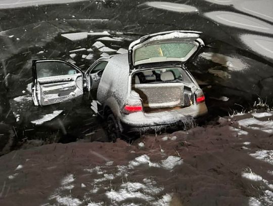 Lubelskie. Młodzi kierowcy przeszarżowali. Jedno z aut wylądowało w stawie