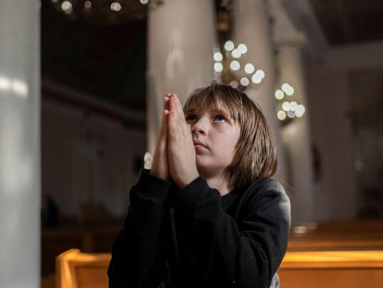 Mniej księży, więcej osób przyjmuje komunię