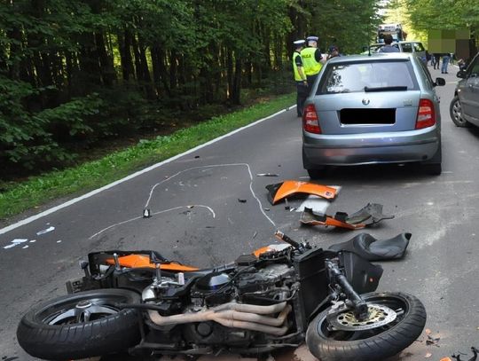 Motocyklem zderzył się z dwoma autami