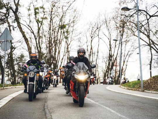 Motocykliści lubią sobie zaszaleć z prędkością między domami