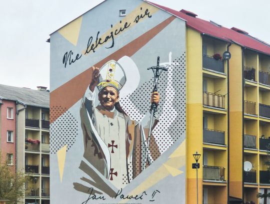Mural w dniu wyborów. Jan Paweł II spogląda na wiernych z bloku