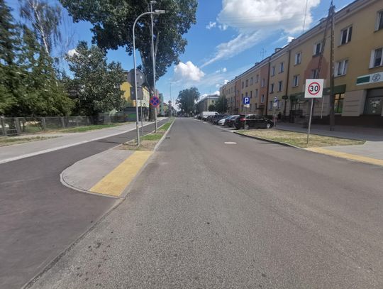 Na Kościuszki czekają na zdjęcie słupów z chodników