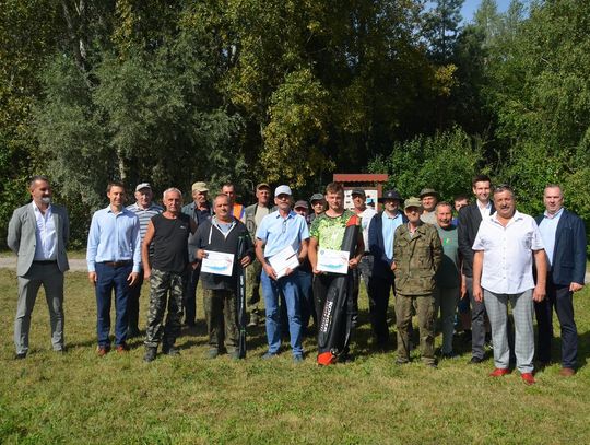 Na Zbiorniki Wodne Łomaskiej Cegielni asfaltową drogą