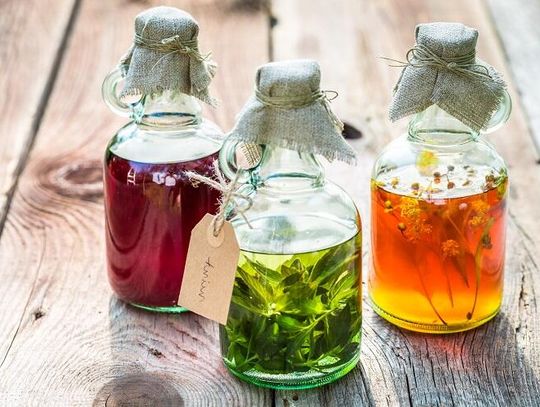 Najlepsze nalewki, które możesz wykonać samodzielnie ze składników w swoim ogrodzie