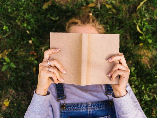 Narodowe czytanie w Sarnakach – poezja Jana Kochanowskiego w parku