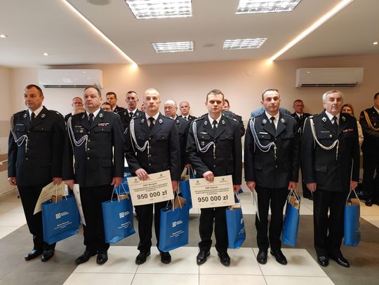 Nasi strażacy z promesami na zakup nowych samochodów