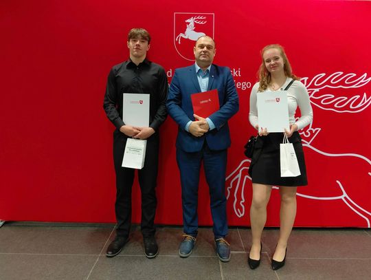 Nasi uczniowie ze stypendiami marszałka