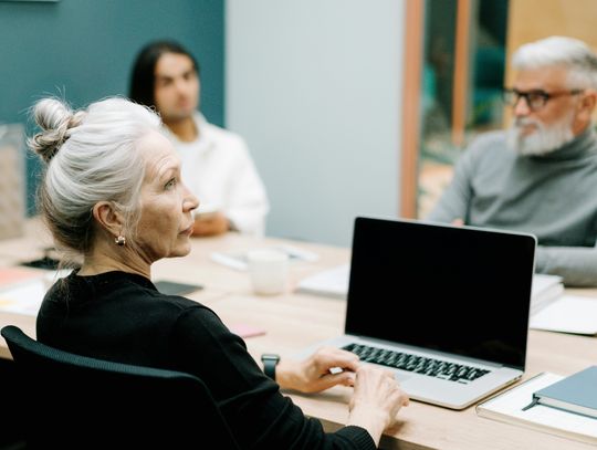 Nauczą seniorów obsługi komputera