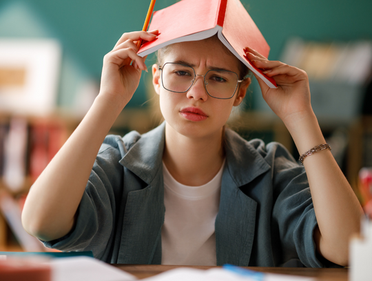 Nauczyciele nadal zadają prace domowe. Wielu z nich stawia oceny