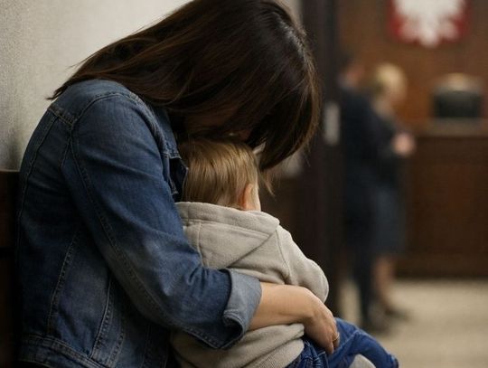 Nawet gdy wszyscy wiedzą, kto jest ojcem – i tak potrzebny jest wyrok. Sprawdziliśmy, jak wygląda to w regionie matka z dzieckiem