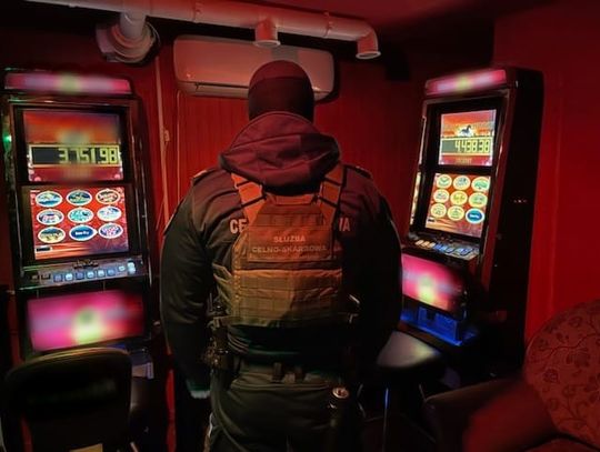 Nielegalny hazard w Łukowie. Przy 2 osobach znaleziono narkotyki