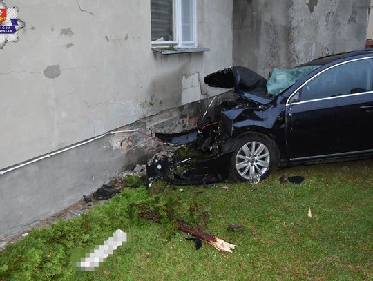 LUBELSKIE: Nietrzeźwy 23-latek wbił auto w dom [FILM]