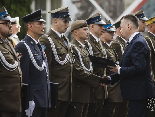 Niósł pomoc z narażeniem życia. Wyróżnił go minister