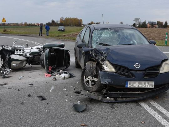 wypadek w Bezwoli, 2 listopada 2025, na jezdni rozbity nissan i motocykl