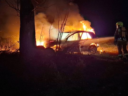 pożar samochód ogień gmina Borki Wola Osowińska Osowno straż pożarna gasi ogień noc strażacy