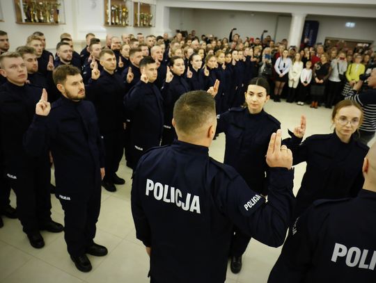 Nowi policjanci rozpoczęli służbę. Wiemy, które komendy zasilą