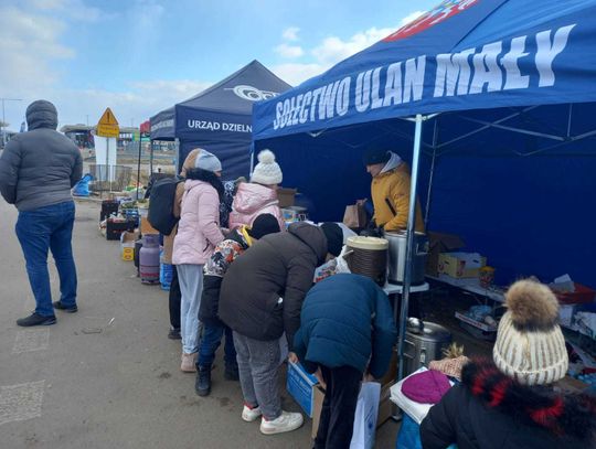 Oddają swoje domy, wożą żywność na granicę