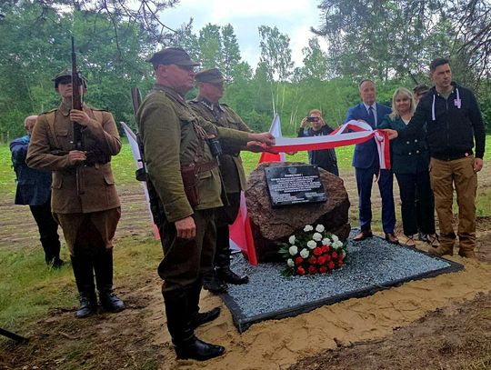 tablica upamiętniająca 27 Wołyńską Dywizję Piechoty AK, gmina Wisznice