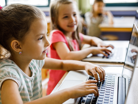 dzieci, szkoła, laptopy