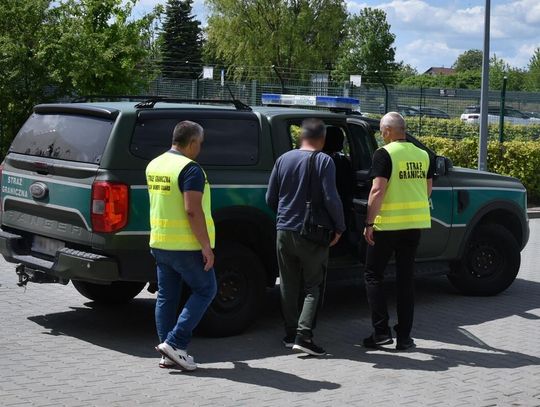 Organizował nielegalny przerzut migrantów. Został deportowany