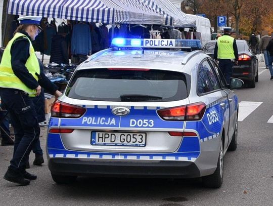 Osobówka najechała na pieszego. Mężczyzna trafił do szpitala