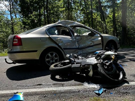 Osobówka zderzyła się z motocyklem. 6 osób w szpitalu