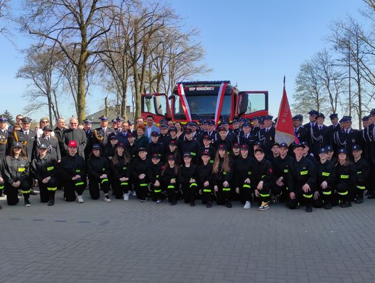 OSP Rogoźnica oficjalnie powitała nowy wóz ratowniczo-gaśniczy [FILM]