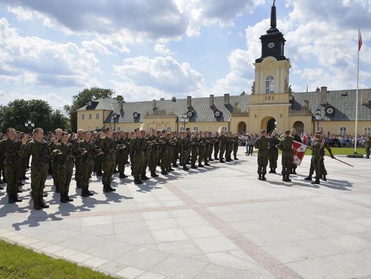 Pałac Potockich wypełnił się żołnierzami i wojskowym sprzętem