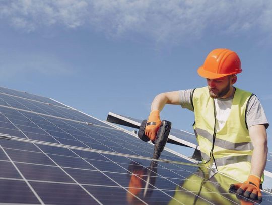 Panele na dachach będą obowiązkowe. Sprawdź, od kiedy