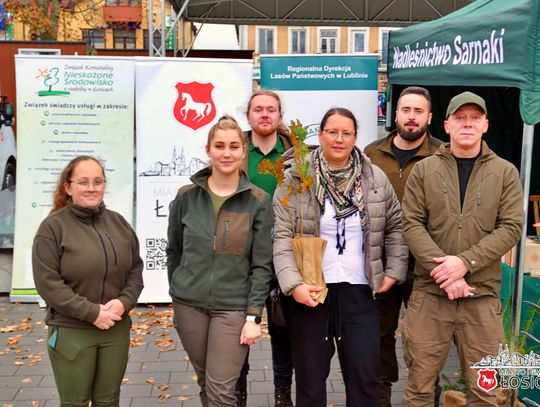 Papier zamienili na dęby. Ekologiczna akcja w łosickim parku