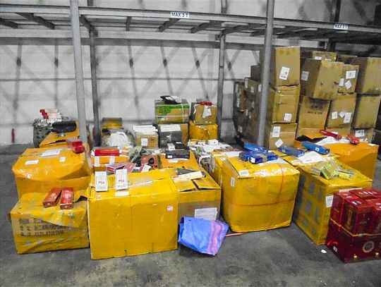 Papierosy i alkohol w kontenerach z Chin. Pies wywąchał kontrabandę