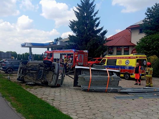 Parczew. Opel z przyczepką wypadł z drogi i uderzył w zaparkowane auto