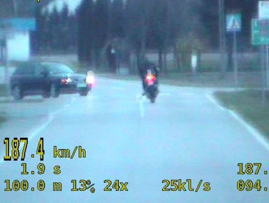 Motocyklista pędził ponad 180 km/h w terenie zabudowanym. Nie zauważył policji