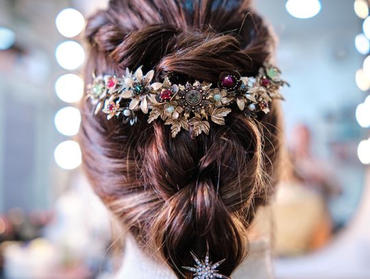 Pięć Upięć na Wesele, które Podkreślą Twoją Wyjątkową Urodę!