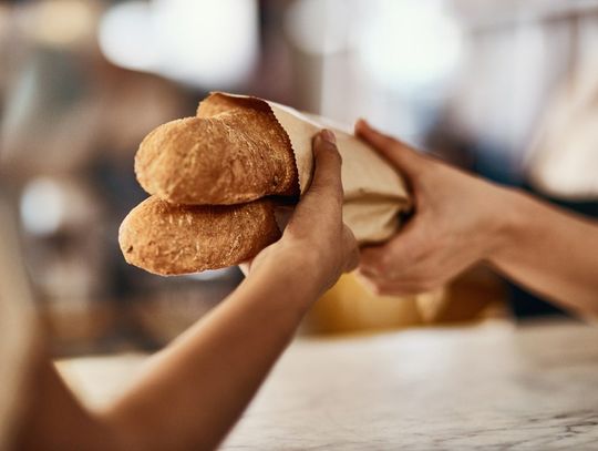 Pieczywo w sklepach. Na półce chleb chłopski, a w składzie pełno E