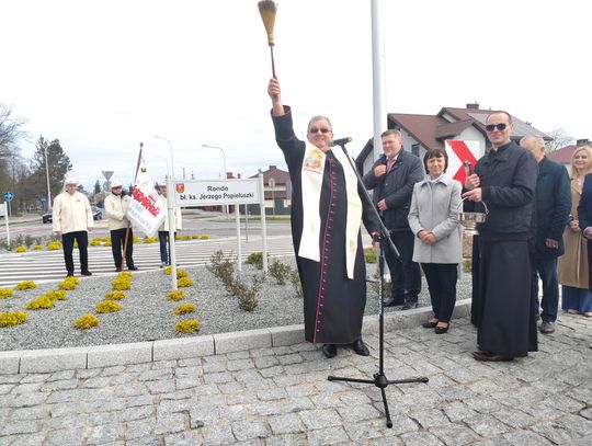 Uroczyste dsłoniecie nazwy ronda nastapiło 17 kwietnia
