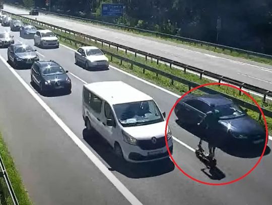 Pijany jechał hulajnogą pod prąd. I to na autostradzie [WIDEO]