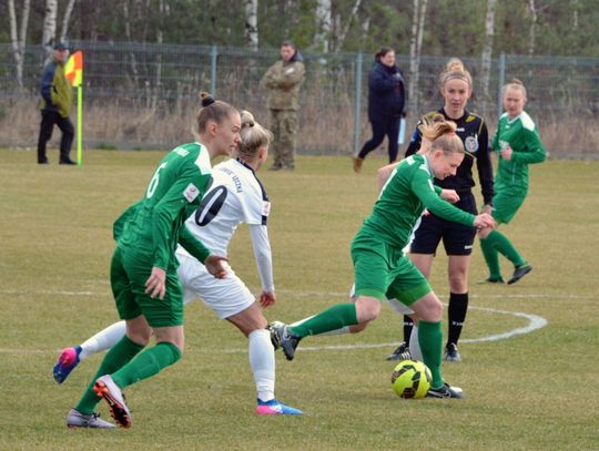 Piłkarki AZS PSW walczyły w derbach na nowym stadionie